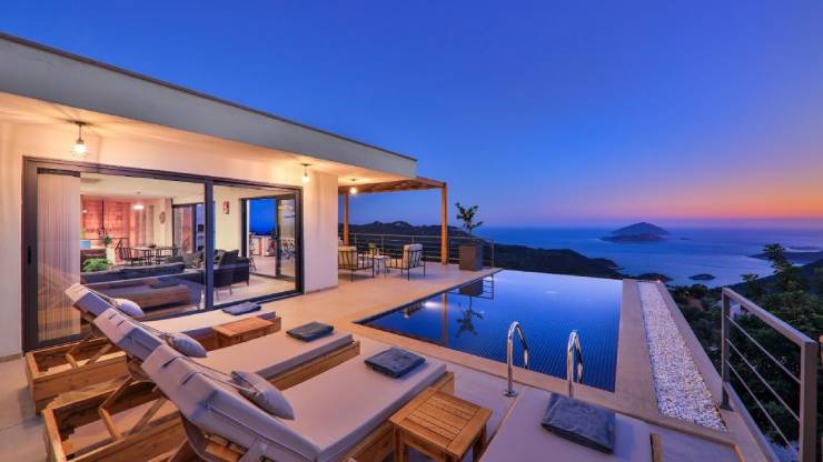 Villas for sale in Antalya by the sea